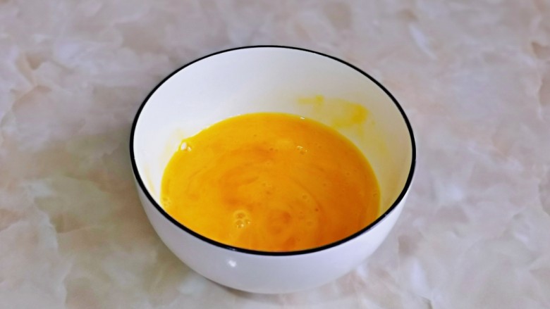 黄瓜炒香肠,<a style='color:red;display:inline-block;' href='/shicai/ 9'>鸡蛋</a>磕碗里,用筷子打散。
