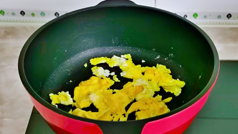 黄瓜炒香肠,待表面凝固后用铲子将鸡蛋铲成小块,盛出备用。