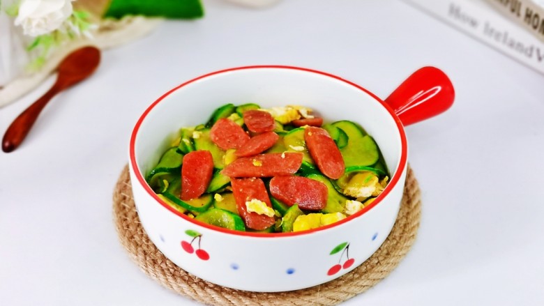 黄瓜炒香肠,盛出装盘,即可食用。