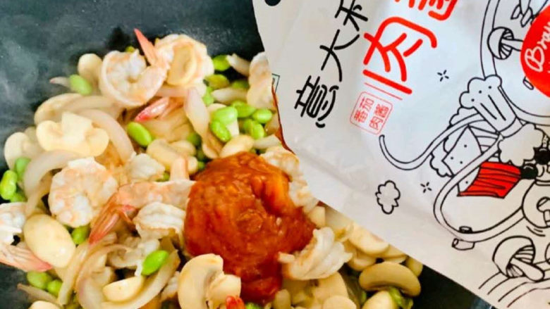 番茄虾仁肉酱意面,加入我们的灵魂酱料:cook100番茄肉酱意面肉酱一袋一起翻炒