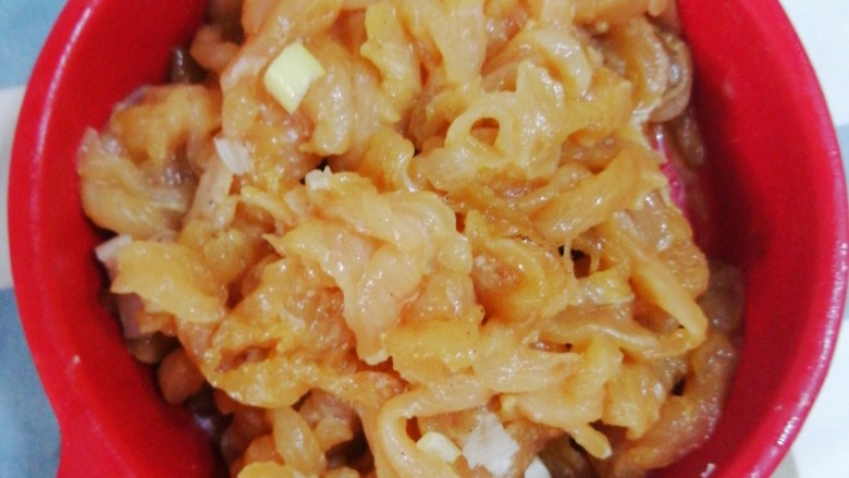 鸡肉炒三丝,<a style='color:red;display:inline-block;' href='/shicai/ 101'>鸡胸肉</a>微冻状态切丝,放葱末适量,生抽一勺,盐1克左右,黑胡椒少许,淀粉一勺腌制半小时到一小时。