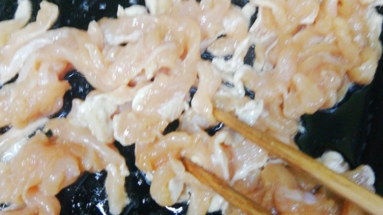 鸡肉炒三丝,用筷子滑炒。