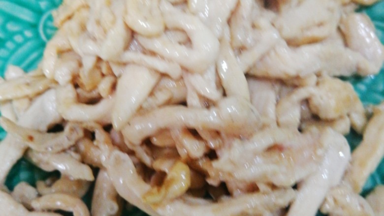 鸡肉炒三丝,盛出,备用。