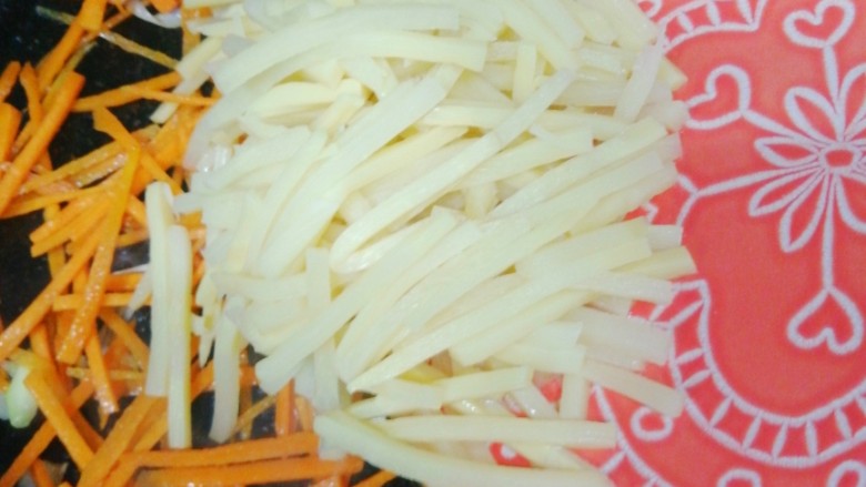 鸡肉炒三丝,胡萝卜稍软后,放入笋丝翻炒。