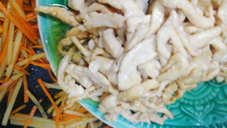 鸡肉炒三丝,下入备好的鸡丝