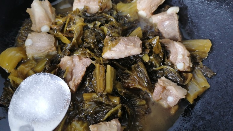 酸菜炖排骨,等汁稍微收干加入一勺<a style='color:red;display:inline-block;' href='/shicai/ 3729'>白糖</a>,因为酸菜比较酸