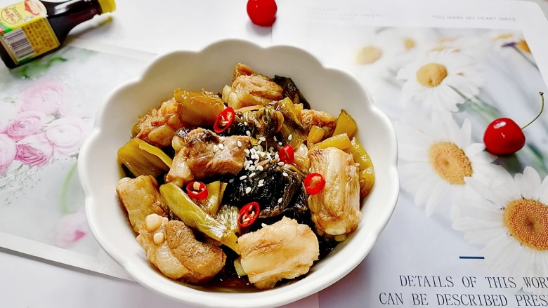酸菜炖排骨,拍上成品图,一道美味又下饭的酸菜炖排骨就完成了。