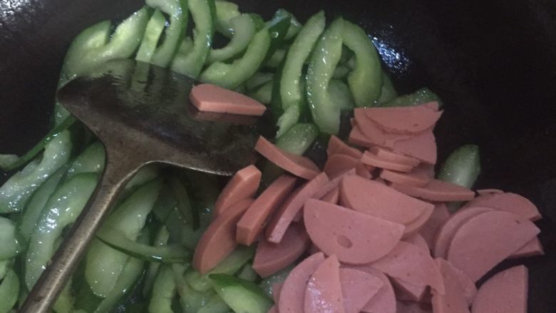 黄瓜炒香肠,再倒入香肠翻炒