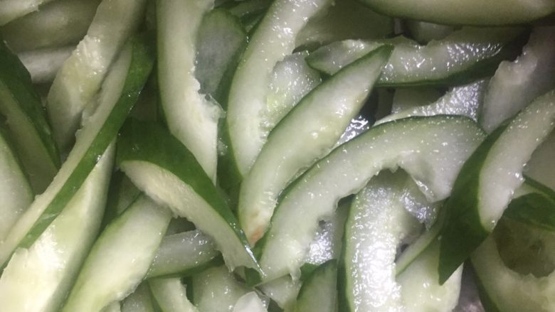 黄瓜炒香肠,接着切片备用
