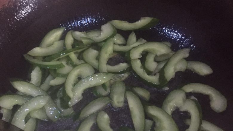 黄瓜炒香肠,先放黄瓜翻炒片刻