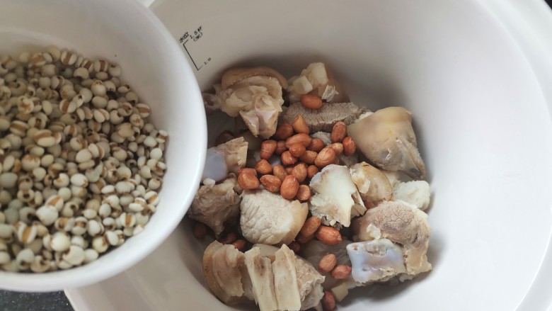 薏米猪蹄汤,倒入薏米
