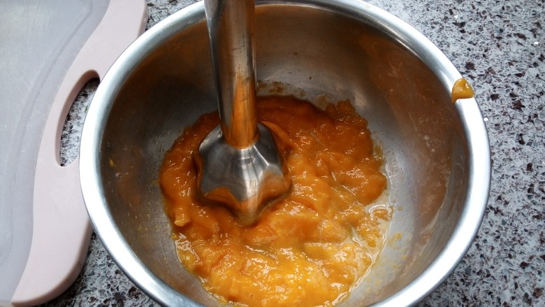 芒果牛奶冰,芒果去皮去核，榨成果泥☞可用破壁机☜