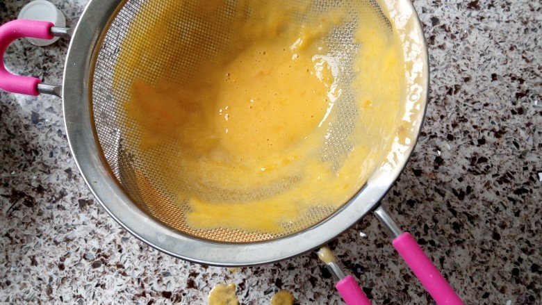 芒果牛奶冰,过滤到一个容器中，过滤3遍