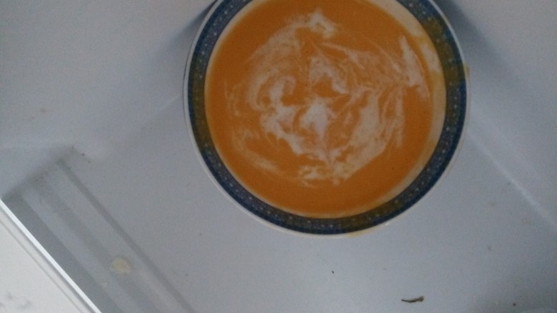 芒果牛奶冰,放入冰箱冷冻2～4个小时。
（最好不超3小时，要按照自己加牛奶的量来决定，冻硬一点点就行）