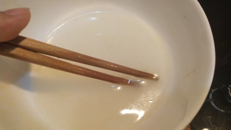 豆角鸡蛋火腿炒饼,倒一点清水进去,50ml左右就足够了