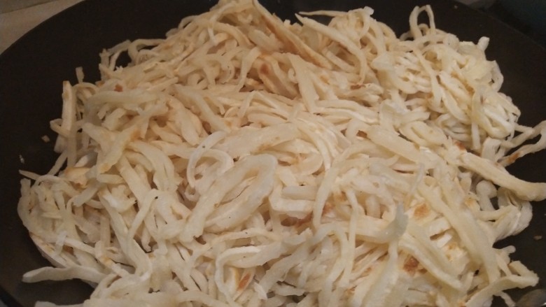 豆角鸡蛋火腿炒饼,把<a style='color:red;display:inline-block;' href='/shicai/ 7961'>饼丝</a>铺上去,盖锅盖,用小火焖5分钟就好了