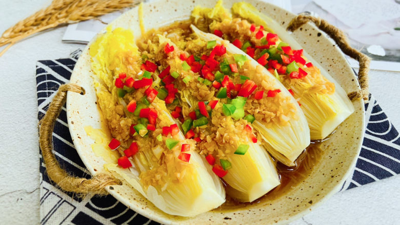 蒜蓉娃娃菜,蒜蓉娃娃菜鲜香味美,蒜香浓郁。