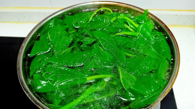蒜香鱼燕菜,鱼燕菜洗净,锅中放入适量水,水开后放入鱼燕菜,焯水45秒