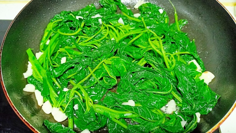 蒜香鱼燕菜,翻炒均匀,放入适量盐