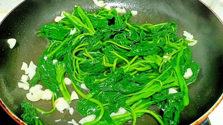 蒜香鱼燕菜,翻炒均匀,放入鸡精