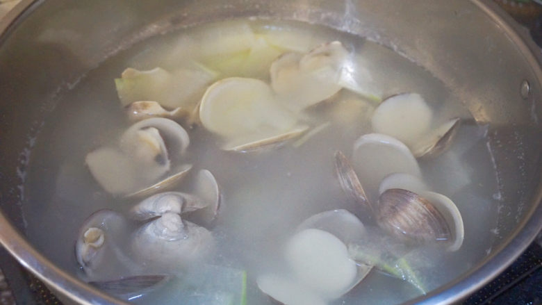 蛤蜊冬瓜汤,加入少许鸡精