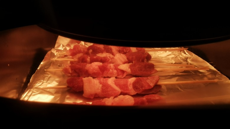 孜然羊肉串,①用空气炸锅,直接按烤串功能,烤盘底部垫锡纸,放上羊肉串即可。
②用烤箱的话,可以选择上下火温度为200度,羊肉串放烤架上,中间翻面即可。两面各烤10分钟左右。
③取出之前可以再撒上一点盐和孜然粉就可以吃了。喜欢辣的还能再放点辣椒粉。