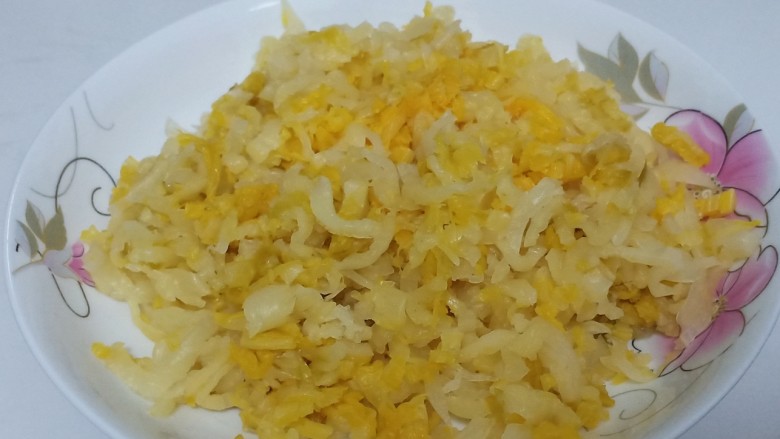酸菜炖排骨,把酸菜切成细丝,备用