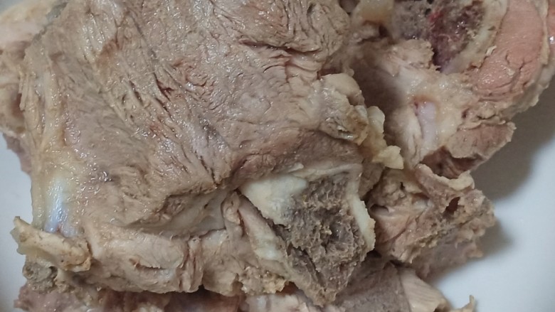 酸菜炖排骨,水沸腾出浮沫的时候关火,把排骨捞出
