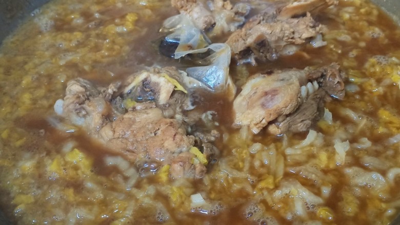 酸菜炖排骨,炖到半个小时到四十分钟的时候,肉基本熟了,放入酸菜继续炖