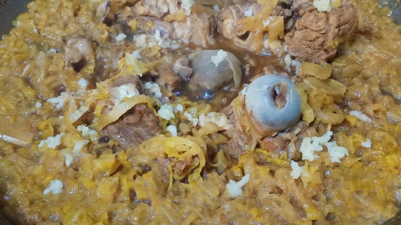酸菜炖排骨,大概一个小时,肉已经彻底炖软烂,汤汁也㸆掉就可以了。关火,撒蒜末和<a style='color:red;display:inline-block;' href='/shicai/ 717'>味精</a>,搅拌一下出锅