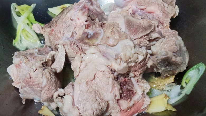 酸菜炖排骨,下排骨,炒至颜色变色,略微发白