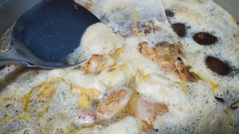 酸菜炖排骨,把香料包放到锅里一起煮。等水烧开了,浮沫就漂上来了,把浮沫捞出