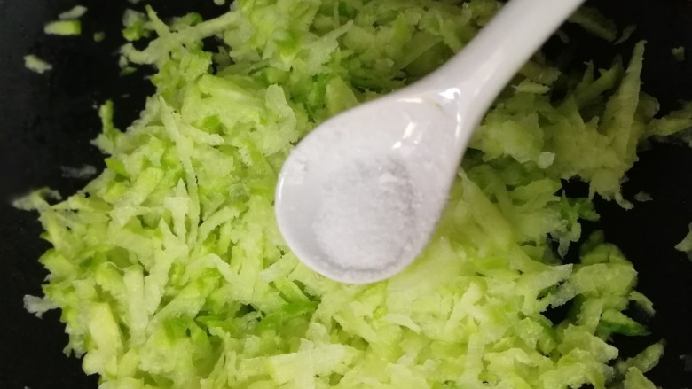 萝卜丝薄饼,插板插成丝,放入适量盐腌制几分钟。