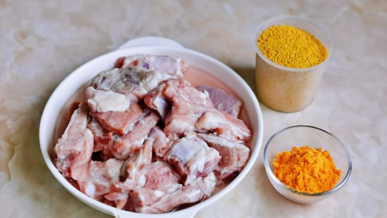 小米蒸排骨,准备食材,<a style='color:red;display:inline-block;' href='/shicai/ 434'>排骨</a>洗干净后泡冷水,将血水泡出。