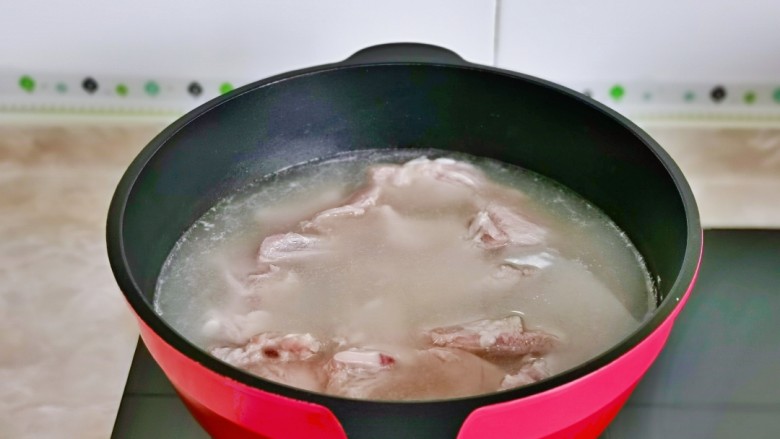 小米蒸排骨,排骨冷水下锅焯水,大火烧开后煮2分钟捞出过冷水。