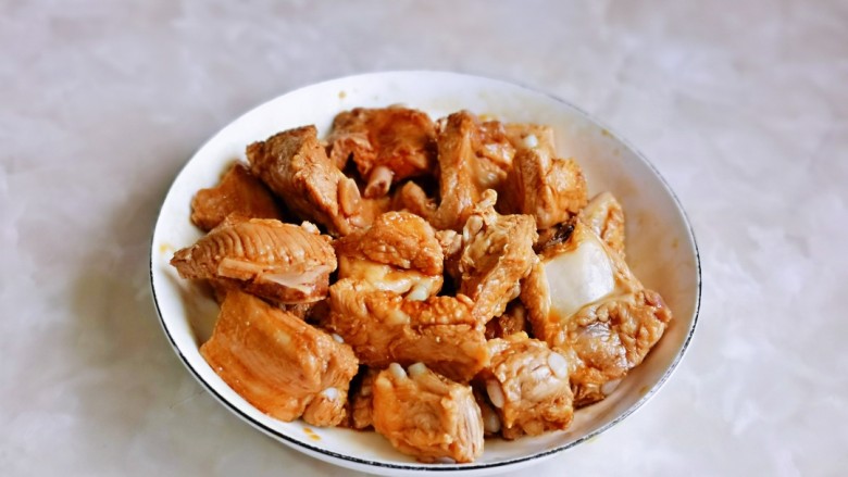小米蒸排骨,抓拌均匀,腌制30分钟。