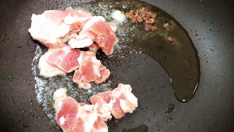 娃娃菜炖豆腐,放入五花肉,翻炒均匀。