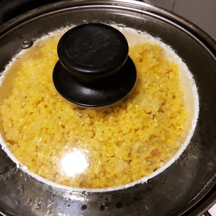 小米蒸排骨,锅中水开后,将裹好米的排骨放入笼屉中,大火蒸一个小时,中火蒸一个小时,中间用手撒两次水,不然小米会干,(锅中也不能缺水)