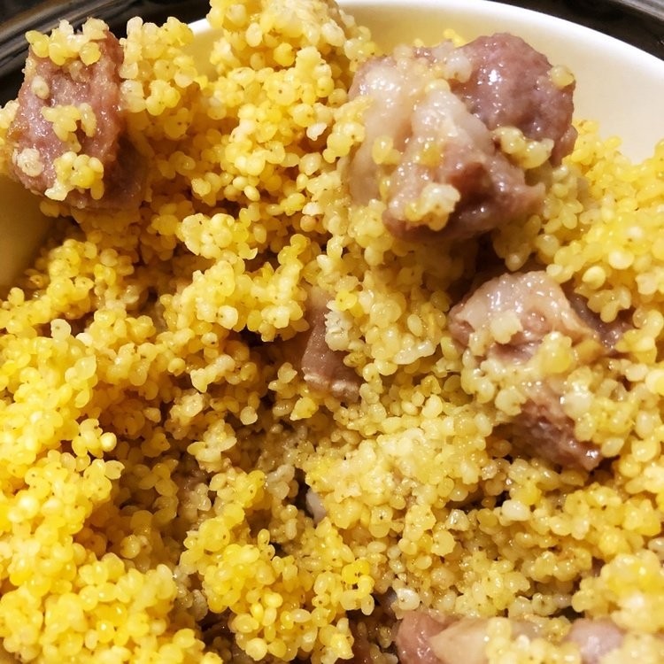 小米蒸排骨,蒸出来的排骨嫩嫩的,一点也不才柴
