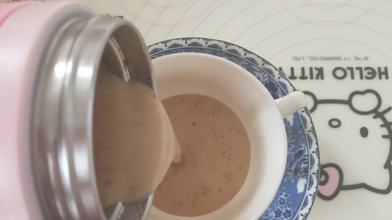 核桃酪,5、将核桃酪倒入杯子中,觉得不够甜可以适量加糖。