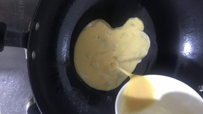 莴笋炒鸡蛋,起锅热油,油热倒入鸡蛋液