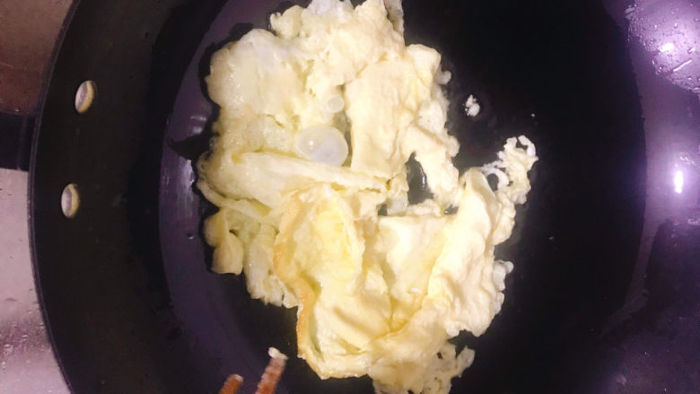 莴笋炒鸡蛋,待鸡蛋液凝固,用筷子轻轻搅散,盛出备用