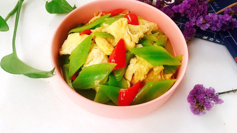 莴笋炒鸡蛋,盛入盘中即可食用,完成!