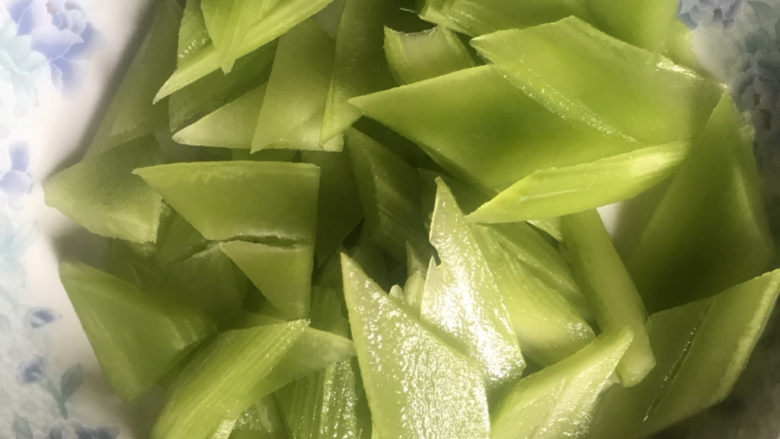 莴笋炒鸡蛋,再把每段切片,就成菱形片了