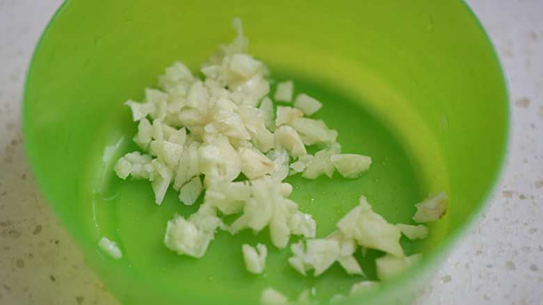 娃娃菜炖豆腐,<a style='color:red;display:inline-block;' href='/shicai/ 2795'>蒜头</a>拍碎扁剁碎;