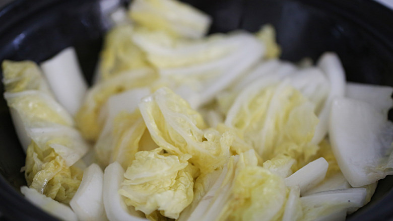 娃娃菜炖豆腐,另起一砂煲,烧热后,加入分量外的油,然后放上娃娃菜,煸炒至软;