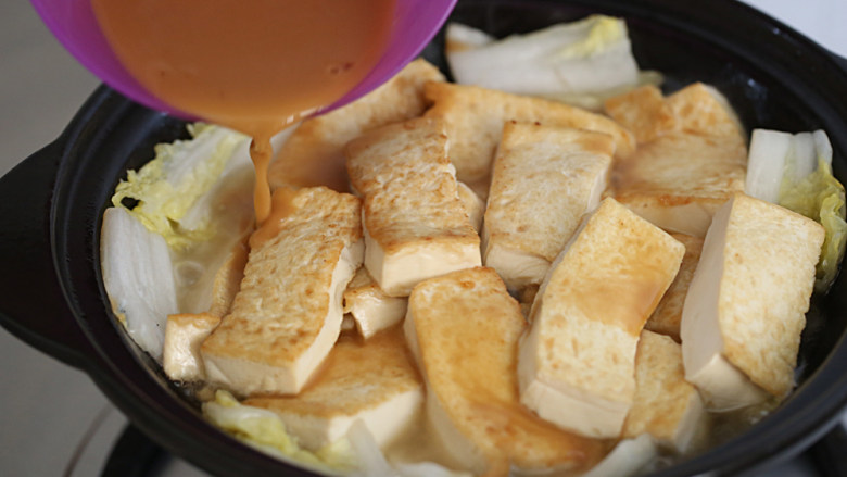 娃娃菜炖豆腐,淋入酱汁;