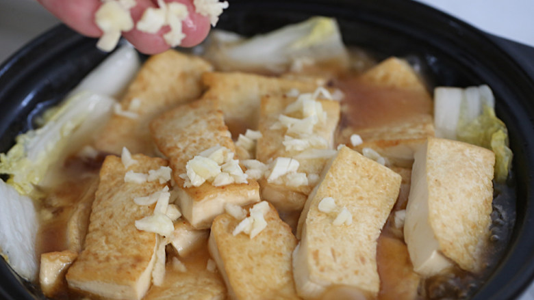 娃娃菜炖豆腐,撒上蒜蓉盖盖子烧开,然后撒上葱花放上<a style='color:red;display:inline-block;' href='/shicai/ 803'>剁椒</a>装饰上桌。