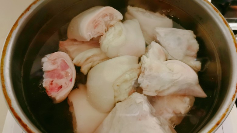啤酒炖猪蹄,猪蹄凉水下锅 加热