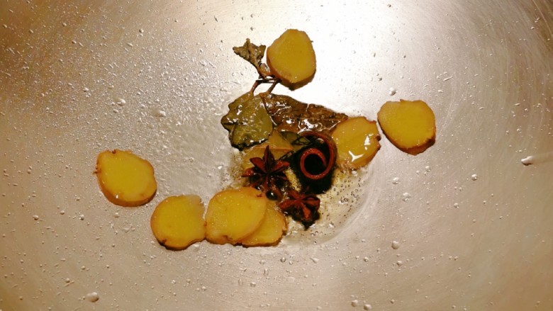 啤酒炖猪蹄,起油锅 油热后放入姜片 八角,桂皮,香叶炒出香味